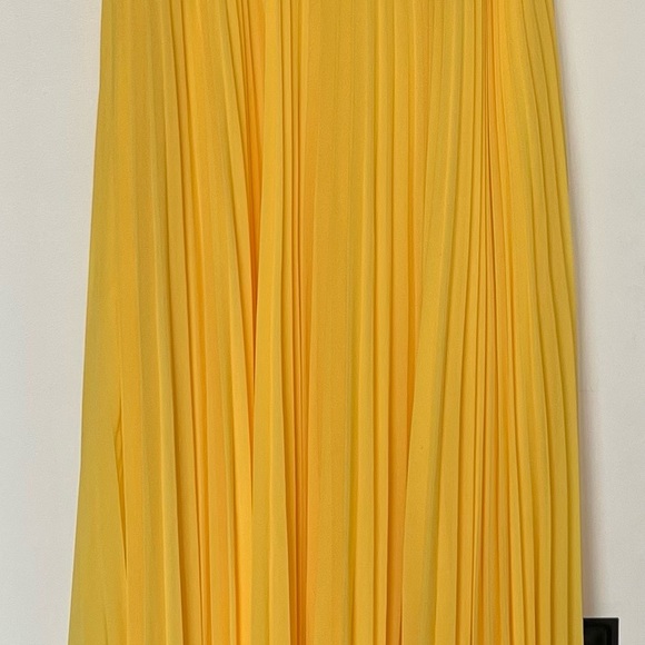 Beautiful yellow gown! - Picture 4 of 7